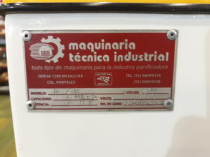 placa grabada en aluminio personalizada de color rojo