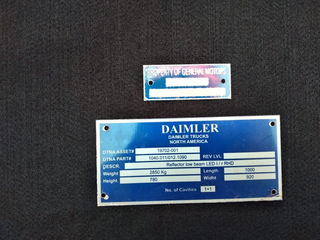 placa personalizada en aluminio de color azul para identificar datos