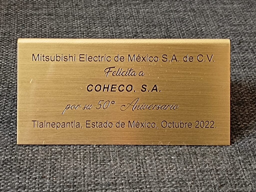 placa grabada dorada de reconocimiento