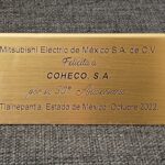 placa grabada dorada de reconocimiento